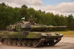 Xe tăng Stridsvagn 122 Thụy Điển trở thành 'ngôi sao' của Kiev