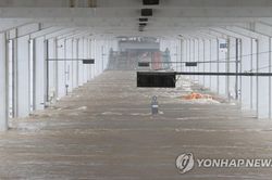 Chùm ảnh mưa ngập gây chết người ở Hàn Quốc