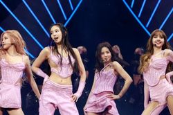 Giá vé xem concert Born Pink tiếp tục giảm mạnh, 'dân phe' tìm mọi cách bán vé