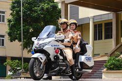 Cục CSGT bàn giao siêu mô tô cho công an 11 tỉnh, thành phố phục vụ dẫn đoàn