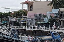 Sập cầu tạm ở Trà Vinh khi dùng 2 xe tải để thử tải