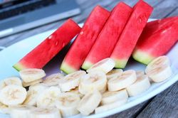 Hướng dẫn cách dùng dưa hấu để điều trị mụn vào mùa hè