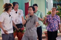Kim Tử Long ca vọng cổ, ăn đám giỗ ở nhà người dân khi đi quay show