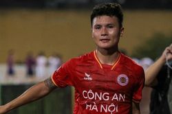 Chu Thanh Huyền ngồi trên xe chờ đón Quang Hải sau trận đấu của CLB Công an Hà Nội