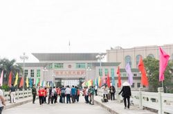 Mỗi ngày có gần 1 vạn người qua Cửa khẩu quốc tế Móng Cái