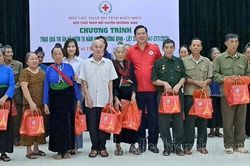 Trao tặng hơn 1.000 suất quà cho gia đình chính sách