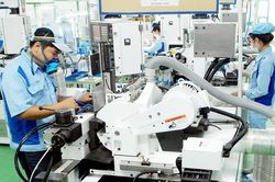 Công nghiệp hay dịch vụ tác động đến 'sức khỏe' nền kinh tế hơn?