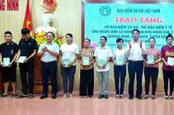 Trao tặng sổ BHXH, thẻ BHYT cho hơn 140.000 người có hoàn cảnh khó khăn