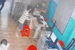 Người đàn ông 'ngáo đá' cầm hung khí lao vào trụ sở công an phường đâm loạn xạ