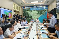 Phó Thủ tướng Trần Lưu Quang chủ trì họp chống bão số 1