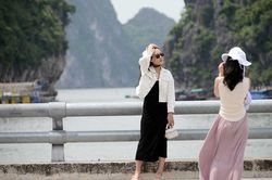 Hạ Long bình yên trước khi bão về