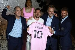 Messi và Busquets ra mắt Inter Miami trong ngày mưa bão