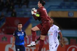 Thua ngược Hà Nội FC, HLV Đức Thắng nói điều bất ngờ về Văn Lâm