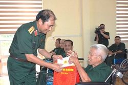 Thượng tướng Phùng Sĩ Tấn thăm, tặng quà Trung tâm Điều dưỡng người có công tỉnh Phú Thọ