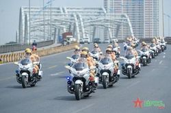 Cán bộ, chiến sĩ CSGT trình diễn siêu mô tô Honda Goldwing 2023 trên đường phố Hà Nội
