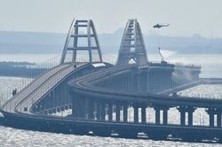 Vụ tấn công cầu Crimea: Truyền thông Ukraine tiết lộ thủ phạm; Nga đề nghị dừng gia hạn thỏa thuận ngũ cốc; Mỹ và Anh có liên quan?