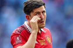 Huấn luyện viên Ten Hag tước băng thủ quân MU của trung vệ Maguire