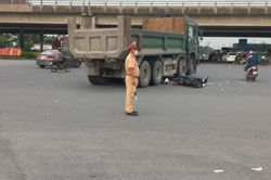 Hà Nam: Va chạm với xe tải, người phụ nữ tử vong