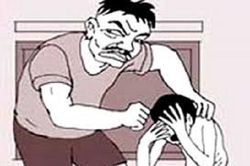 Xác minh vụ thiếu niên 14 tuổi bị cha dượng hành hung