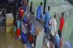 Ngồi xem đá bóng, thanh niên bị nhóm 'côn đồ' đâm nhiều nhát