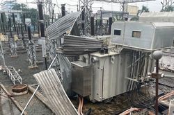 Giông lốc cuốn bay mái tôn vào trạm biến áp, hơn 100 doanh nghiệp mất điện