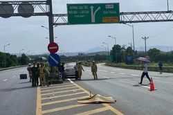Đi bộ trên đường cao tốc, một người bị xe tải đâm tử vong
