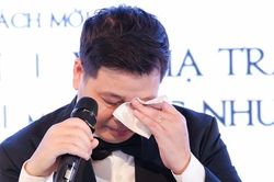 NSƯT Đăng Dương bật khóc: 'Tôi vào hậu trường thấy vợ mình dựa vào tường, rơi tự do vì đứng không nổi'