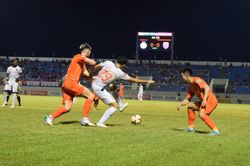 Giằng co đua trụ hạng