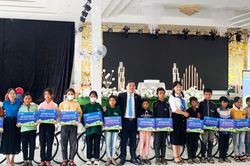 Trao quà cho trẻ em huyện Chư Sê, Kbang và Kông Chro