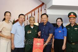 Chủ tịch Ủy ban MTTQ Việt Nam tỉnh Giàng Seo Vần tặng quà gia đình chính sách trên địa bàn huyện Bắc Hà và Si Ma Cai