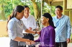 Đồng chí Lê Thị Kim Dung, Phó Bí thư Thường trực Tỉnh ủy, Chủ tịch HĐND tỉnh tặng quà gia đình chính sách dịp 27-7