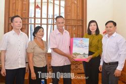 Đồng chí Phạm Thị Minh Xuân thăm, tặng quà gia đình chính sách huyện Chiêm Hóa