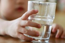 Bé 10 tuổi suýt mất mạng vì uống quá nhiều nước, chuyên gia chỉ rõ uống nước có dấu hiệu này cần dừng ngay