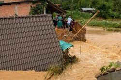 Sập 2 căn nhà ở Kon Tum do mưa lũ