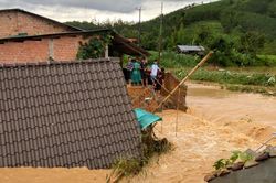 Mưa lũ khiến 2 nhà dân ở Kon Tum bị sập