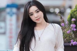 Diễn viên Quỳnh Kool dịu dàng xuống phố