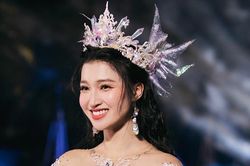 Á hậu Phương Nhi hóa nàng tiên cá lộng lẫy trên sân khấu