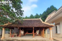 Vẻ đẹp của ngôi đình cổ giữa vùng rốn lũ