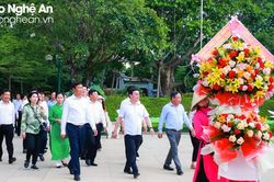 Đoàn đại biểu Thủ đô Hà Nội dâng hương tưởng niệm Chủ tịch Hồ Chí Minh và các anh hùng liệt sĩ tại Nghệ An