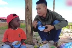 Lần đầu được Quang Linh Vlog cho thử mắm tôm, Lôi Con có biểu cảm 'cười xỉu'