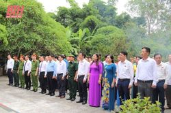 Phó Chủ tịch Thường trực UBND tỉnh Nguyễn Văn Thi viếng nghĩa trang liệt sĩ và thăm, tặng quà gia đình chính sách huyện Lang Chánh