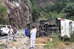 Thêm 1 nạn nhân tử vong trong vụ lật xe khách trên đèo Khánh Lê