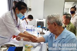 Gần 300 đối tượng chính sách và thân nhân được khám chữa bệnh, cấp phát thuốc miễn phí