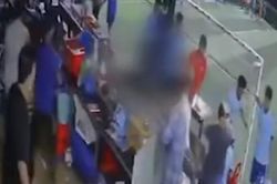 Mâu thuẫn trên sân bóng, nhóm đối tượng mang hung khí đi truy sát