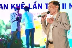 Sau ồn ào với nữ MC, Thương Tín đi diễn và được khán giả bỏ tiền vào áo