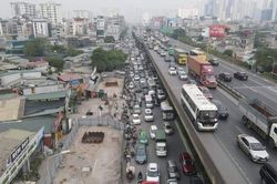 Rào chắn 2 vị trí đường Nguyễn Xiển thi công dự án hệ thống xử lý nước thải Yên Xá