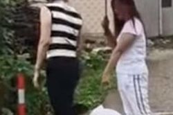 Đau lòng cảnh bố đi lấy vợ, con quỳ xin làm giấy khai sinh để đi học vẫn bị làm ngơ