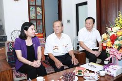 Lãnh đạo thành phố thăm hỏi, tặng quà thương, bệnh binh tại quận Đống Đa