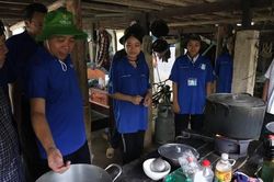 Giám đốc ĐHQG TP. HCM thăm, tặng quà sinh viên tình nguyện 'Mùa Hè Xanh' tại Đồng Tháp