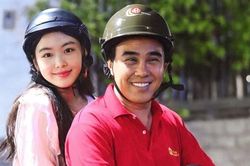 Con gái MC Quyền Linh hiếm hoi lộ mặt mộc tựa 'nàng thơ', 'hộ tống' ba đi làm